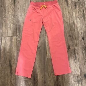 Figs Kade Cargo Scrub Pants. Pink. Medium.